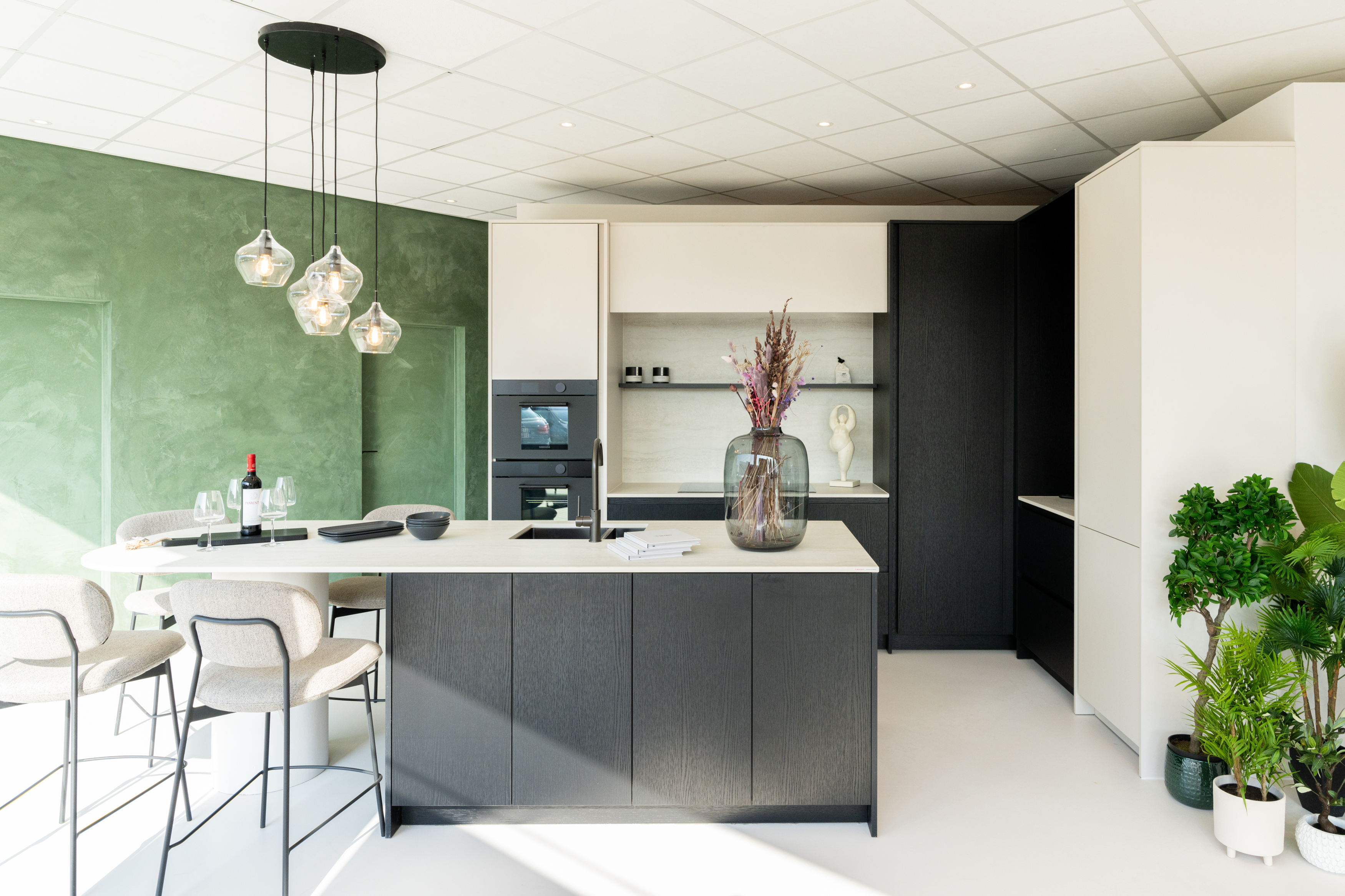 Moderne greeploze keuken met afgerond keramisch werkblad