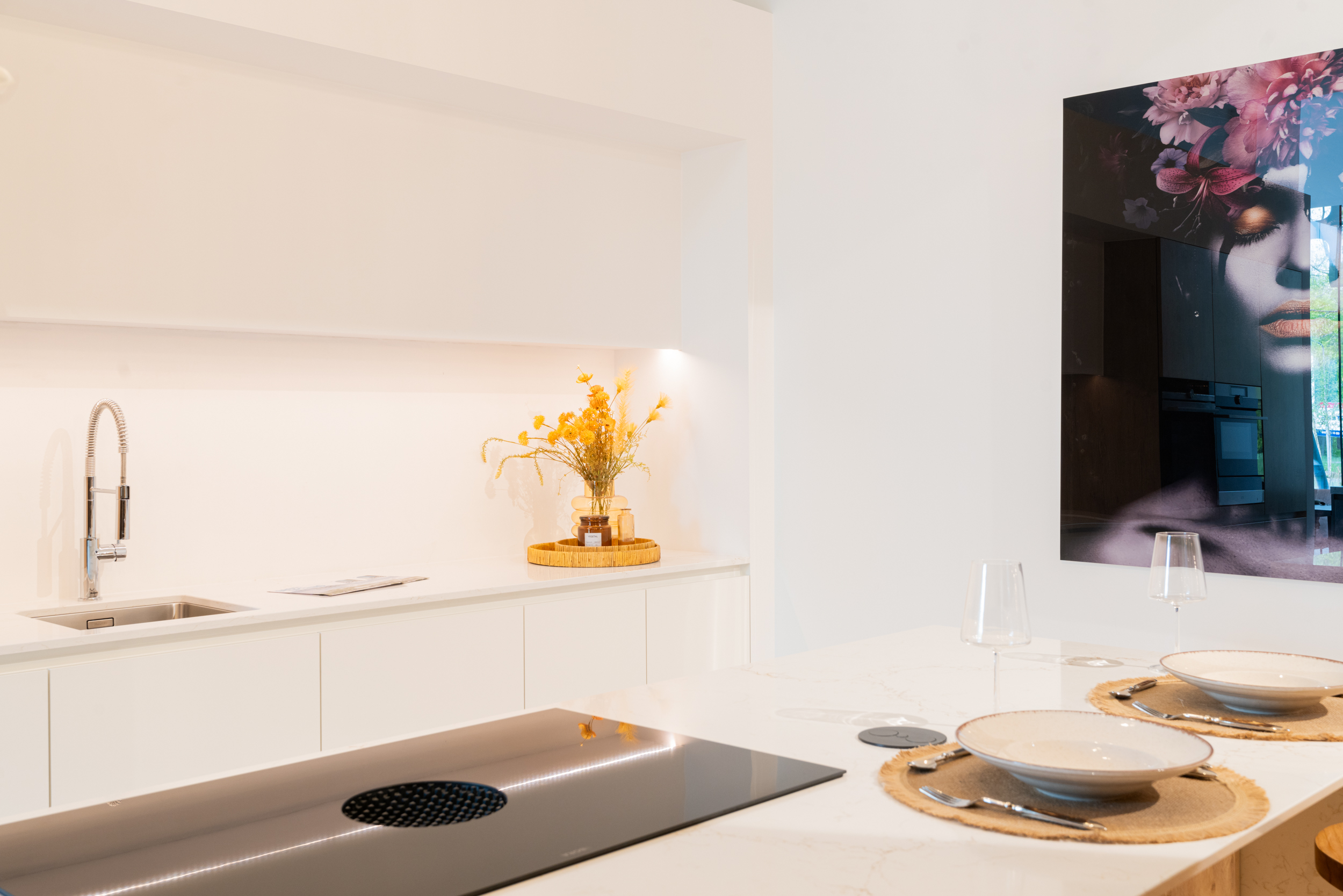 Moderne keuken met RVS keukenkraan en kookplaat met afzuiging