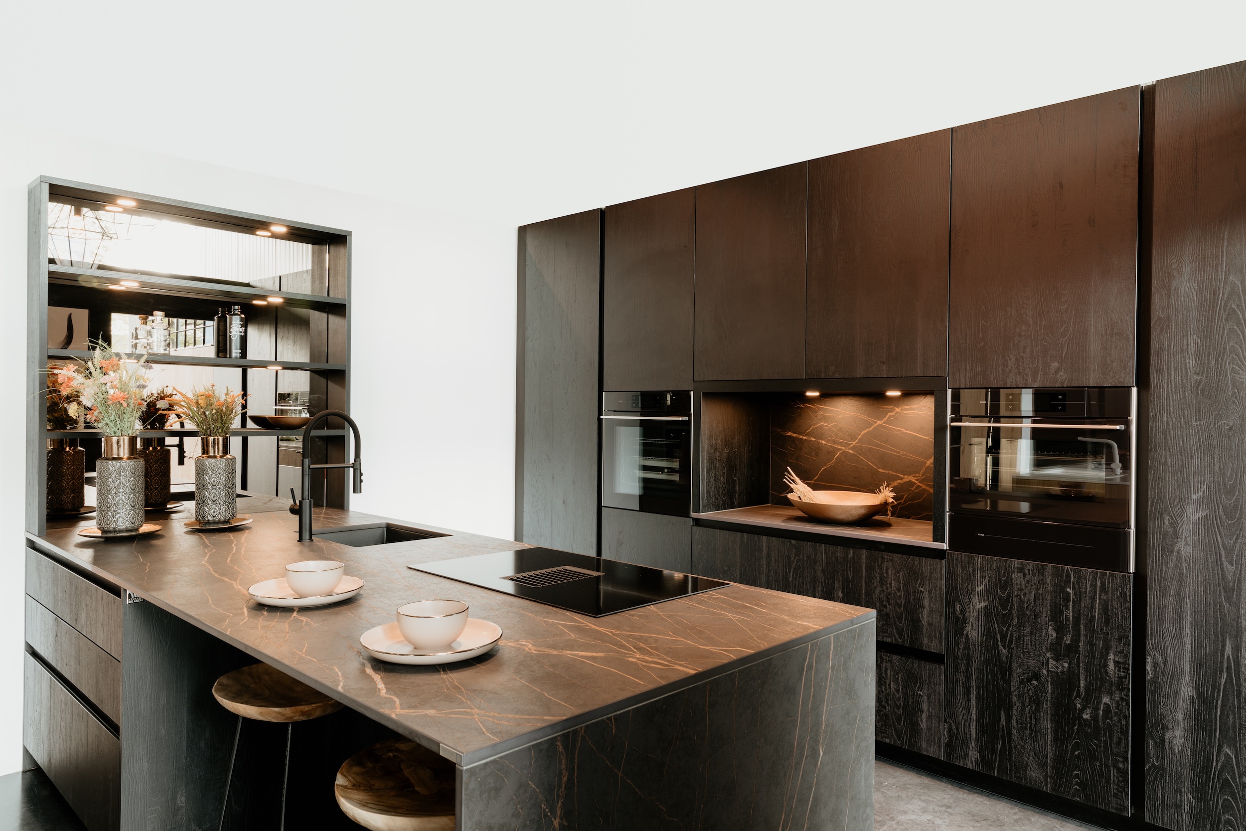 keukeneiland in moderne zwarte keuken
